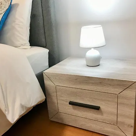 Sublime Gray Bedroom 아파트 *